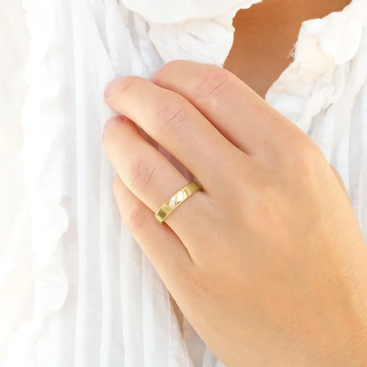 5 och 4 mm vigselsringar i 9 karat guld 0,03 ct - set