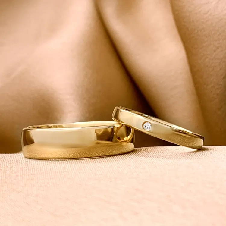6 och 3 mm vigselsringar i 9 karat guld 0,02 ct - set