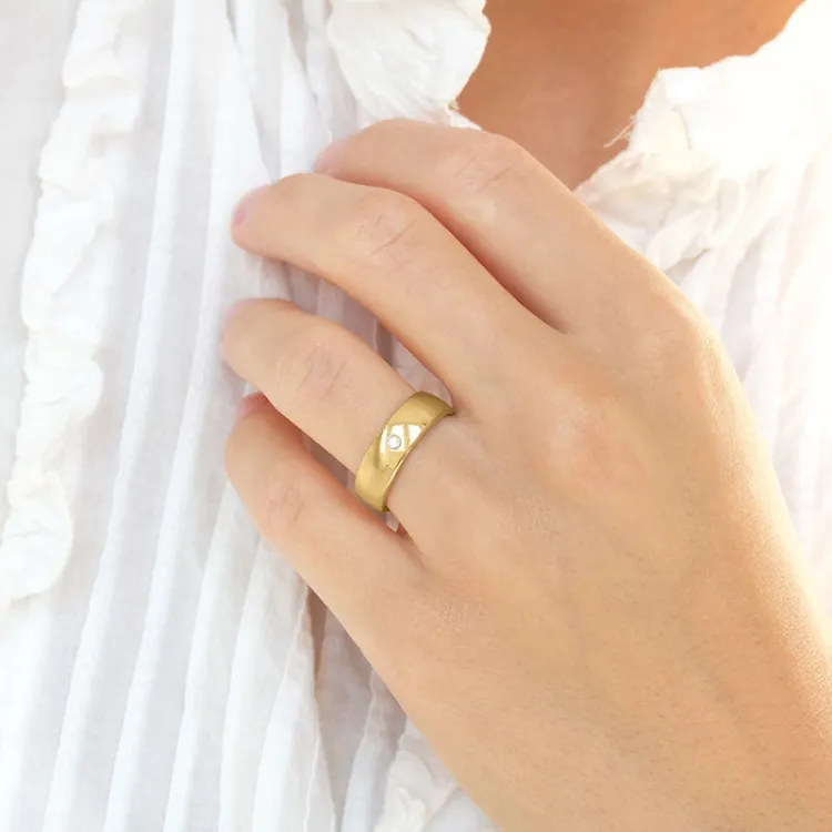 6 mm vigselsringar i 9 karat guld 0,03 ct - set