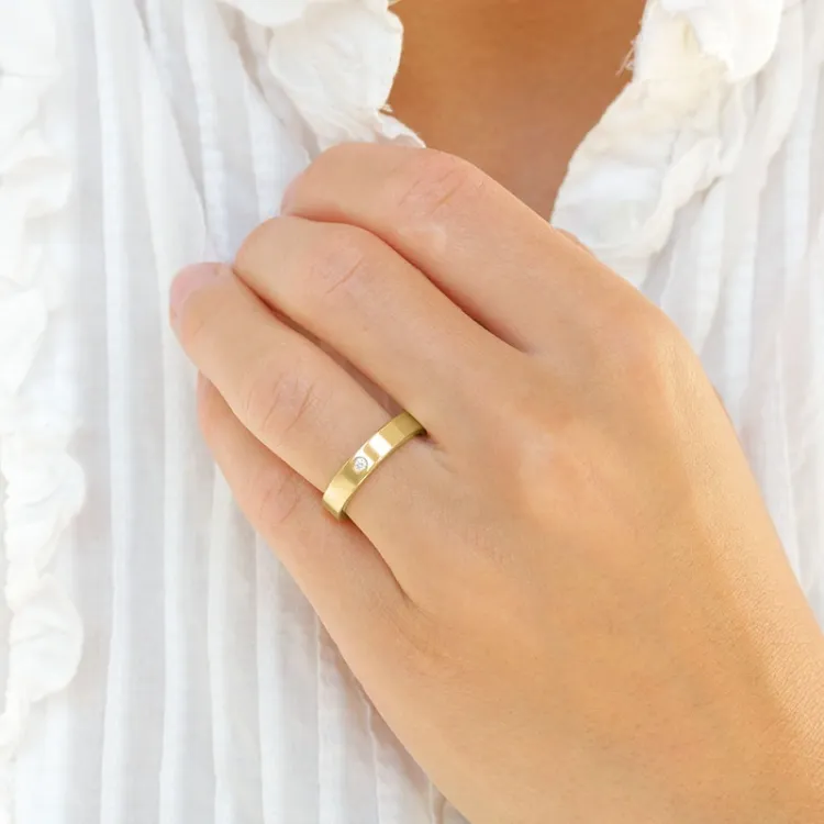 5 och 4 mm vigselsringar i 9 karat guld 0,03 ct - set
