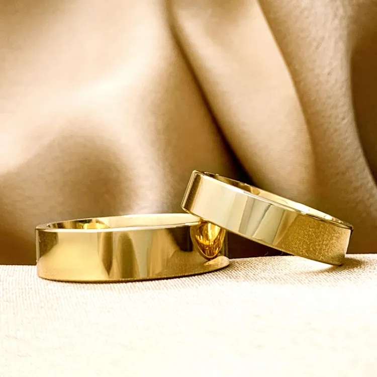 6 och 5 mm vigselsringar i 9 karat guld - set