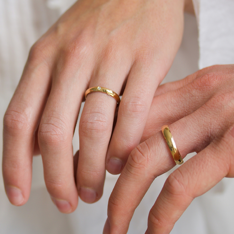 4 och 3 mm vigselsringar i 9 karat guld 0,02 ct - set