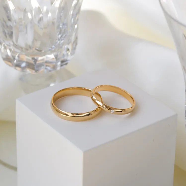 4 och 3 mm vigselsringar i 9 karat guld 0,02 ct - set