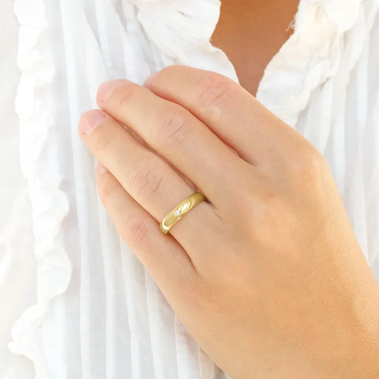 4 mm vigselsring i 9 karat guld 0,03 ct