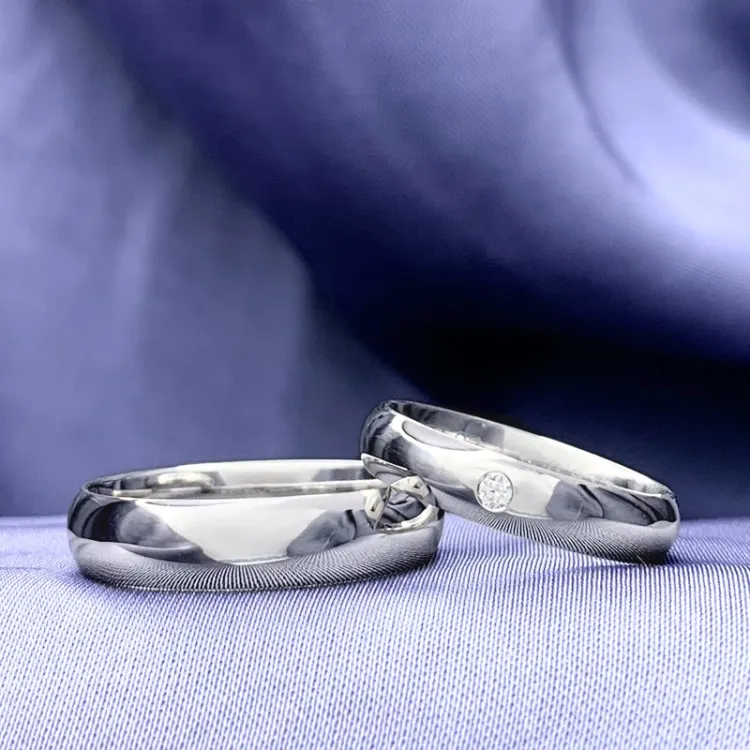 5 och 4 mm vigselsringar i 9 karat vitguld 0,03  ct - set