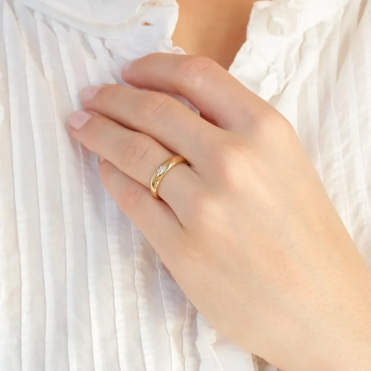 5 och 4 mm vigselsringar i 9 karat guld 0,03 ct - set