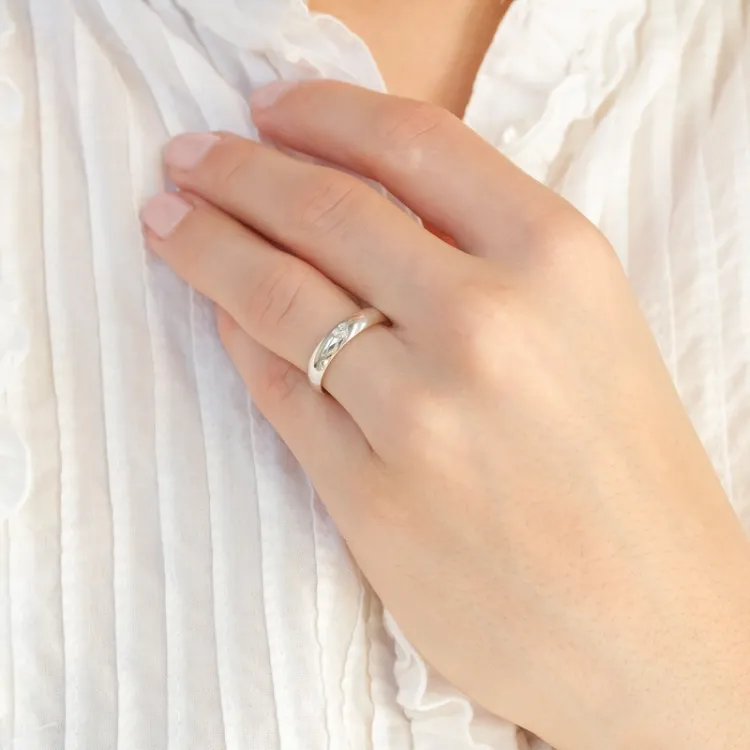 5 och 4 mm vigselsringar i 9 karat vitguld 0,03 ct - set