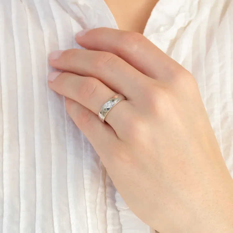 5 mm vigselsring i 14  karat vitguld 0,008 ct och 0,02 ct