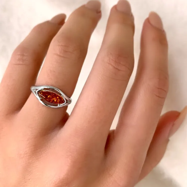 bärnsten ring i silver