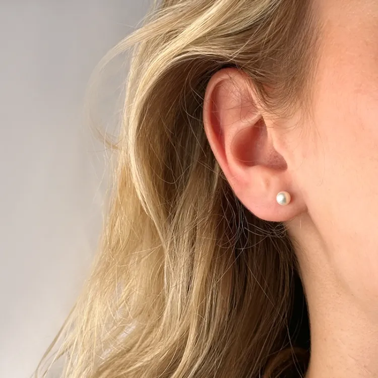 4,5 mm silver vit pärlörhängen i 9 karat guld