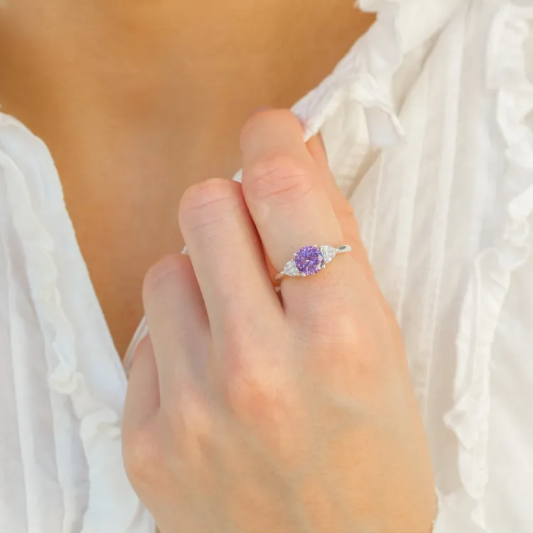 lila zirkon ring i silver