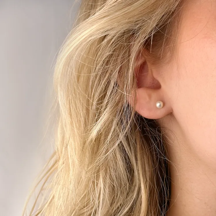 4 mm silver vit pärlörhängen i 14 karat guld