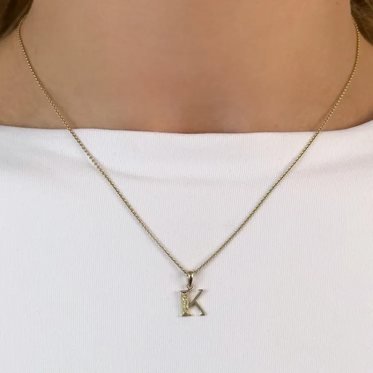 bokstav k diamantberlocker i 9 carat guld 0,02 ct