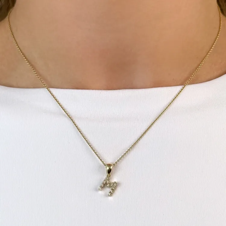 bokstav m diamant hängen i 9 carat guld 0,06 ct