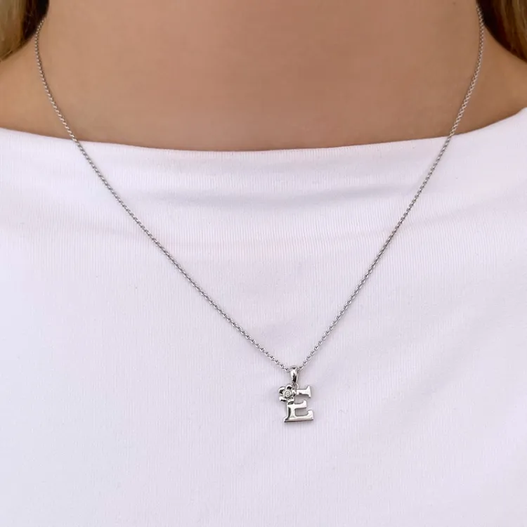 bokstav e diamant hängen i 9 carat vitguld 0,01 ct