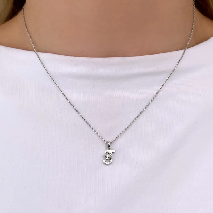 bokstav j diamant hängen i 9 carat vitguld 0,01 ct