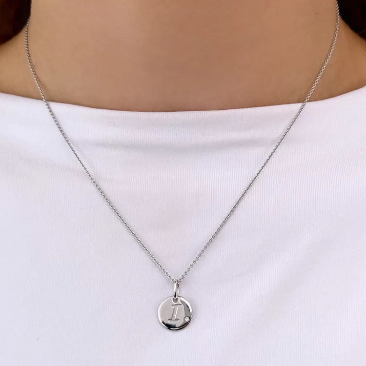 bokstav i diamantberlocker i 9 carat vitguld 0,01 ct
