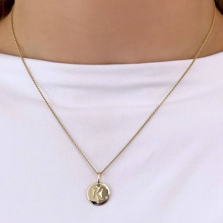 Bokstav k diamantberlocker i 9 carat guld 0,01 ct