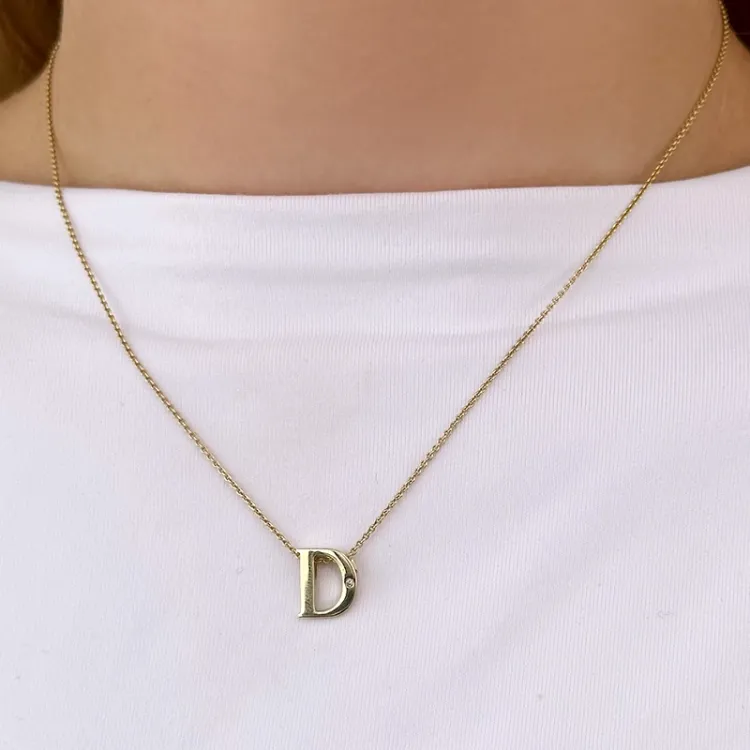 bokstav d diamant hängen i 9 carat guld 0,01 ct