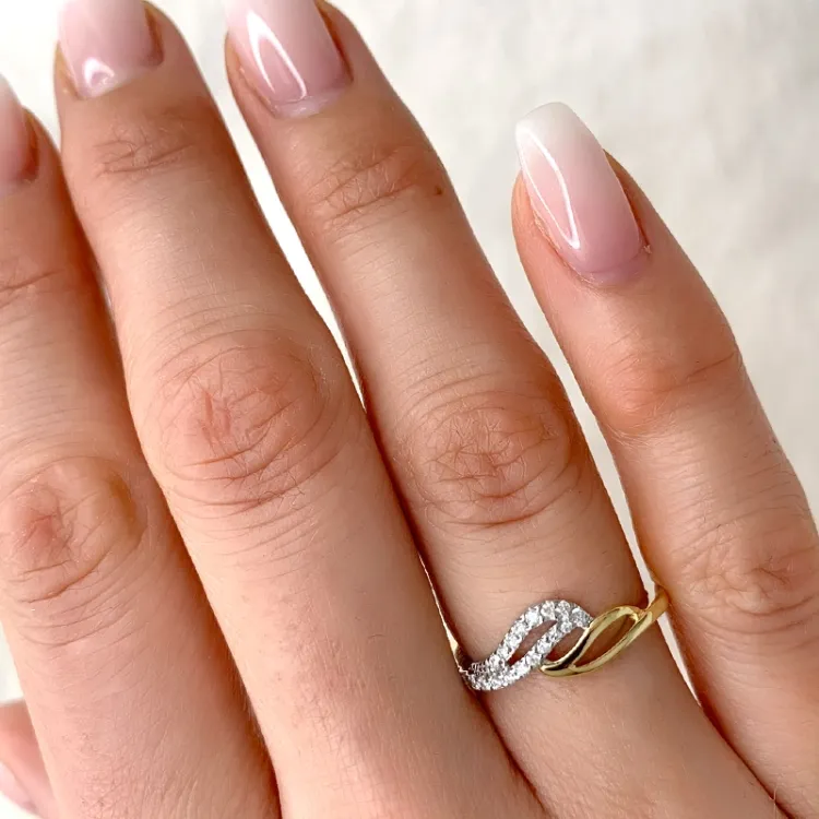 Elegant diamant ring i 9 karat guld- och vitguld 0,13 ct