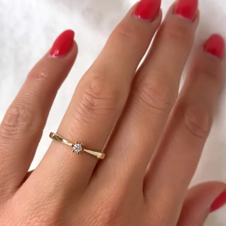 0,05 ct solitärring i 14  karat guld 0,05 ct