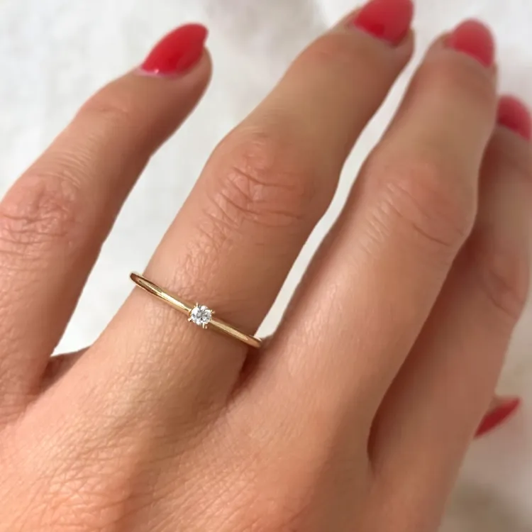 0,05 ct diamant solitärring i 14  karat guld 0,05 ct