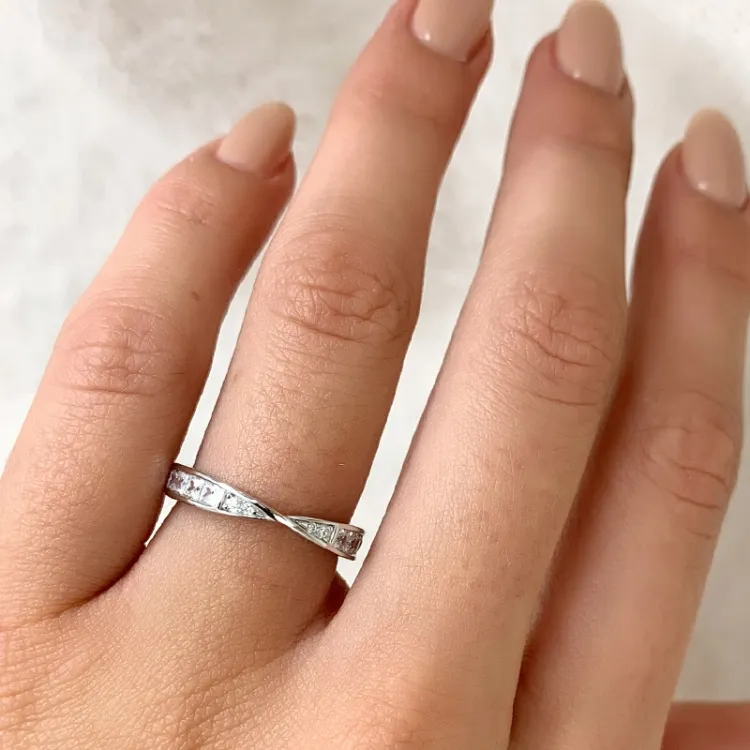 Elegant vridet zirkon ring i silver