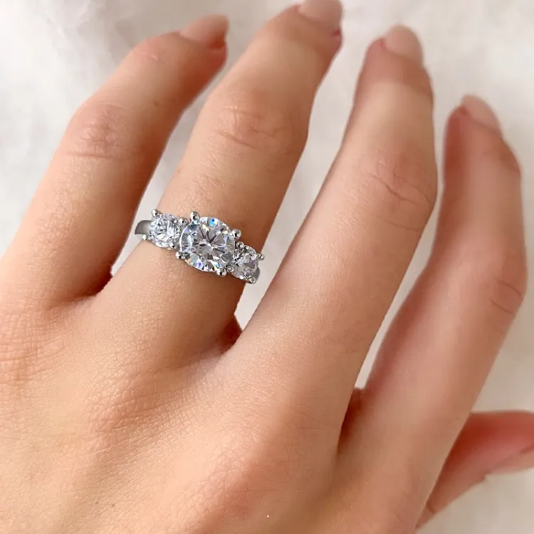 Stor vit zirkon ring i silver