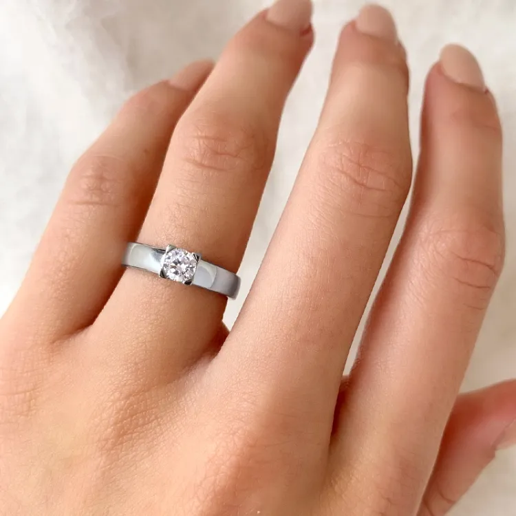 Enkel vit zirkon ring i silver