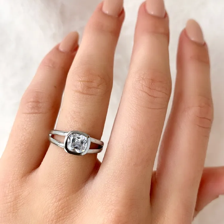 Elegant vit zirkon ring i silver