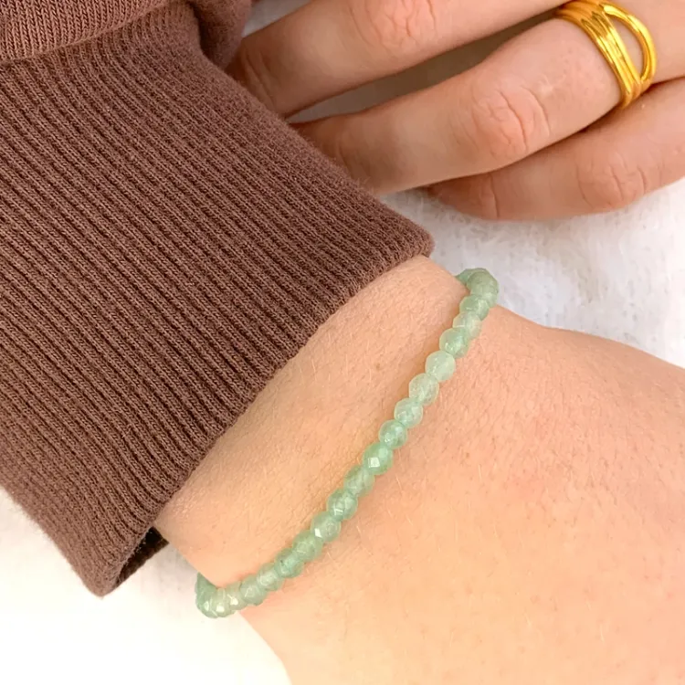 grön aventurin armband i silkes snöre 17 cm plua 3 cm x 4,1 mm - Loom Stones