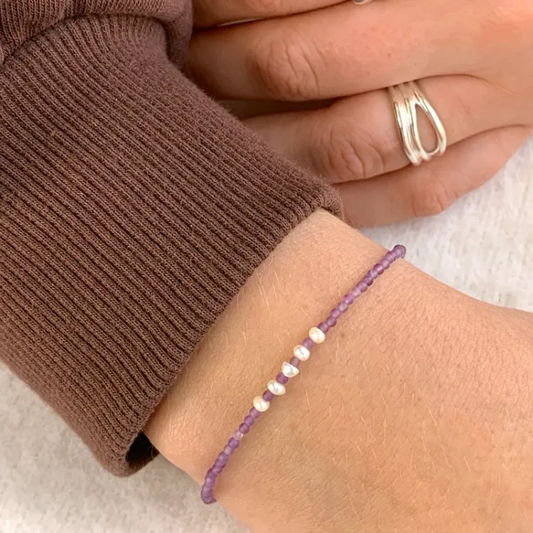 lila pärlarmband med ametist og 5 sötvattenspärlor - Loom Stones
