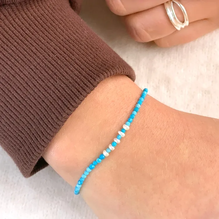 sten pärlarmband med syntetisk turkis og sötvattenspärlor - Loom Stones
