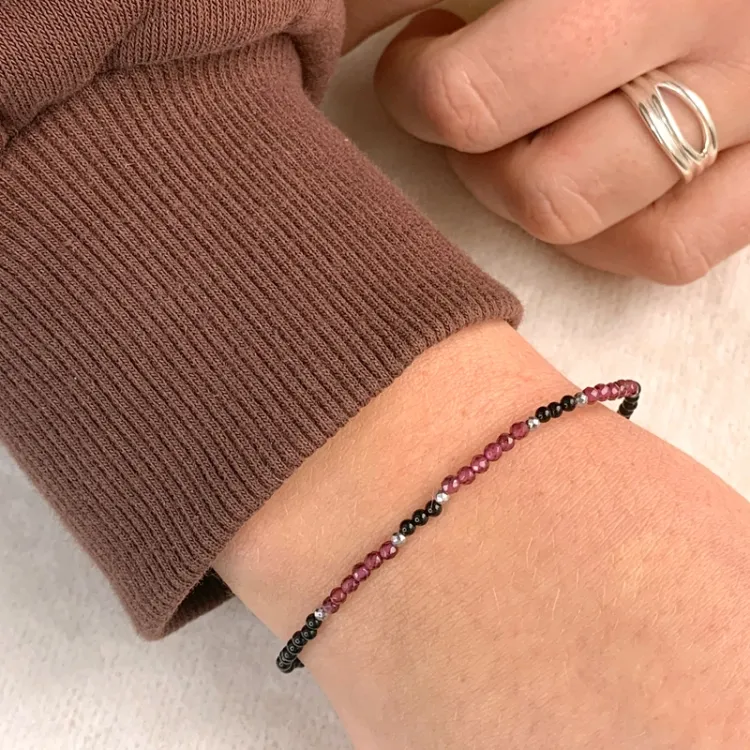 sten armband med onyxer og granat og 6 hematite.