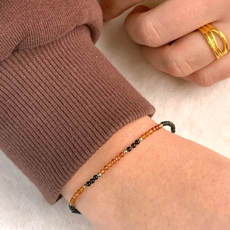 elegant armband med onyxer og granat og hematite - Loom Stones