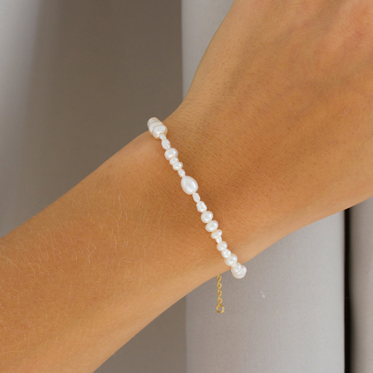 Blandad storlek armband med sötvattenspärlor