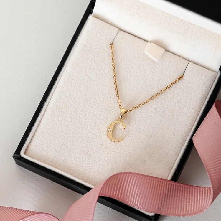 bokstav c diamant hängen i 9 carat guld 0,01 ct