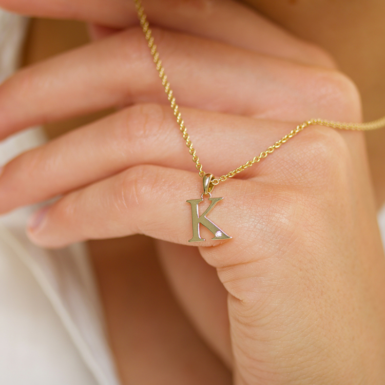 bokstav k diamant hängen i 9 carat guld 0,01 ct