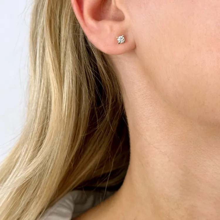 2 x 0,20 ct lab grown diamant solitäreörhängestift i 14 karat guld med lab grown diamant 