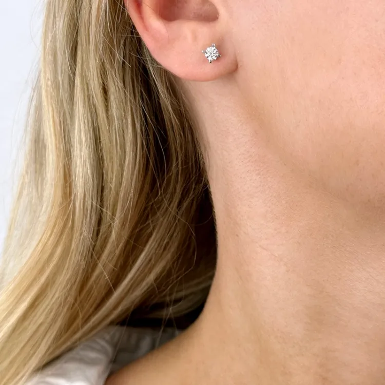 2 x 0,20 ct lab grown diamant solitäreörhängestift i 14 karat vitguld med lab grown diamant 