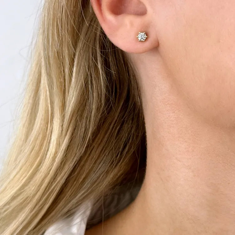 2 x 0,30 ct lab grown diamant solitäreörhängestift i 14 karat guld med lab grown diamant 
