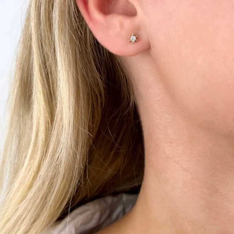 2 x 0,05 ct lab grown diamant solitäreörhängestift i 14 karat guld med lab grown diamant 