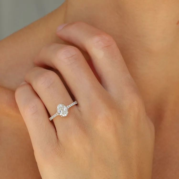 oval lab grown diamant ring i 14  karat guld 1,0 ct 0,26 ct