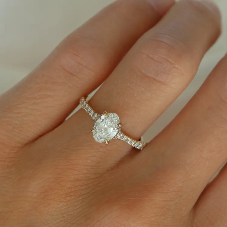 oval lab grown diamant ring i 14  karat guld 1,0 ct 0,26 ct