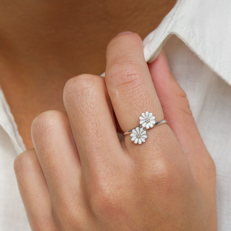 prästkrage ring i silver med rhodination - Maggie