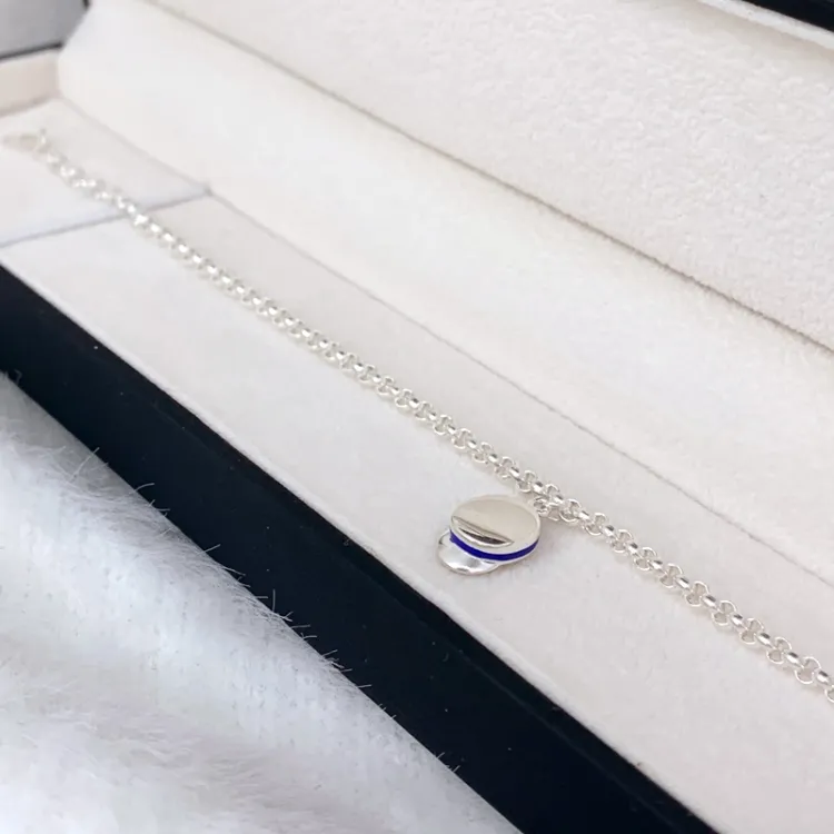 blå armband i silver med studentmösseberlock i silver