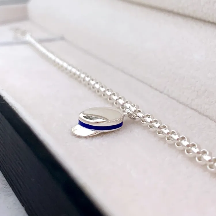 blå armband i silver med studentmösseberlock i silver