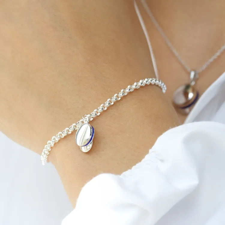blå armband i silver med studentmösseberlock i silver