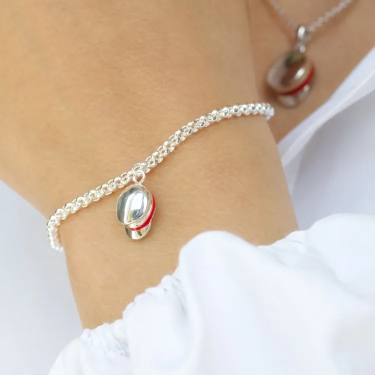 röd armband i silver med studentmössa i silver