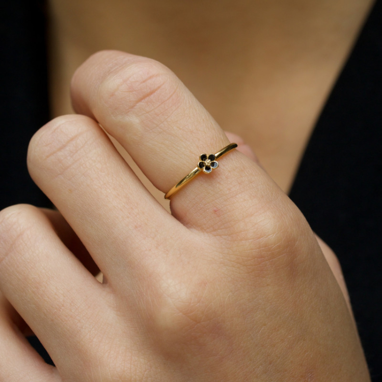 5 mm prästkrage sort ring i förgyllt silver - Majse